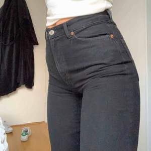 Svarta jeans från Monki i modellen Yoko. Rak passform på benet. Väldigt snygga och användbara. Säljer pga för små för mig. Frakt tillkommer!