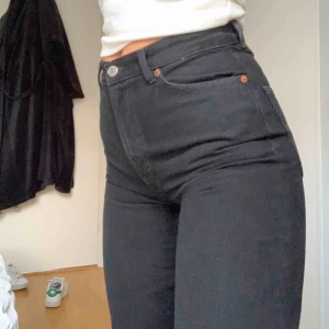  - Svarta jeans från Monki i modellen Yoko. Rak passform på benet. Väldigt snygga och användbara. Säljer pga för små för mig. Frakt tillkommer!