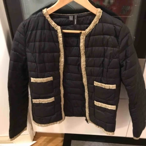  - Knappt använd från MANGO. Tunnare dunjacka 