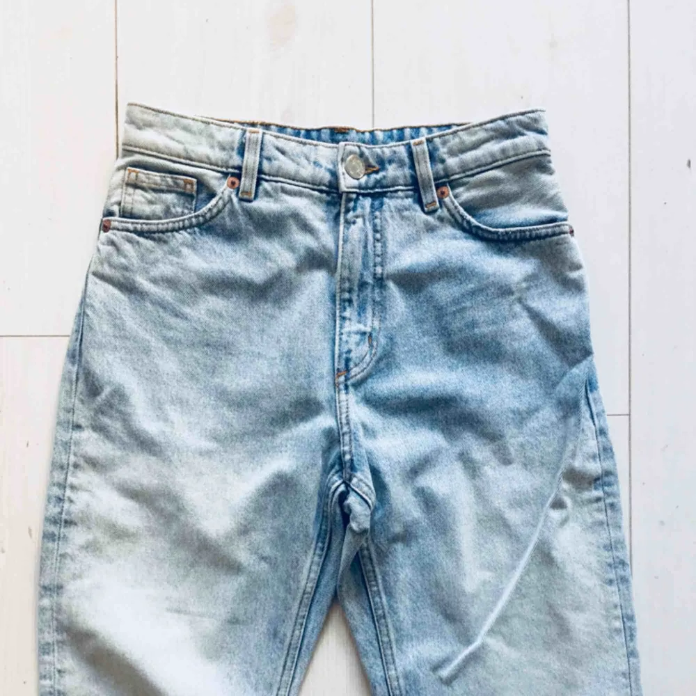 Helt oanvända raka jeans från monki, modell Komomo. Fin modell men råkade bli fel storlek för min del. . Jeans & Byxor.