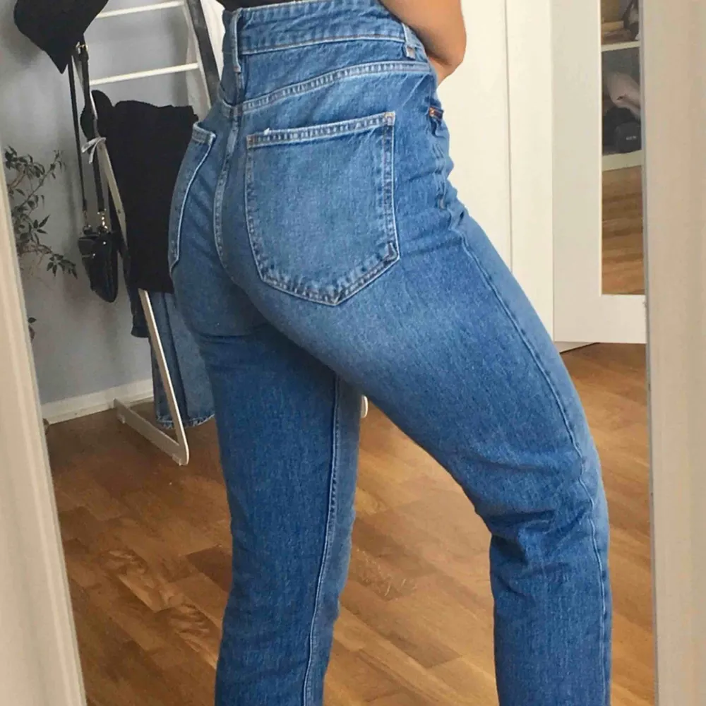 Snygga Original mom jeans från Gina Tricot! - strl 36 - raka i modellen - hög midja - säljes pga använder inte längre :) - originalpris: 499kr Kan mötas upp i Lund annars tillkommer en fraktkostnad🥳. Jeans & Byxor.