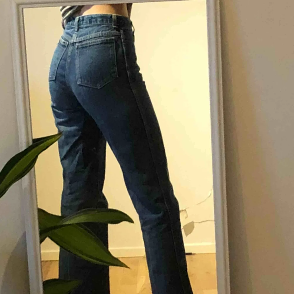 raka jeans från calvin klein! passar mig bra (jag är vanligtvis w26-w27) och 167cm lång, avklippta som på andra bilden🍁🌜🥧🏺🧡. Jeans & Byxor.