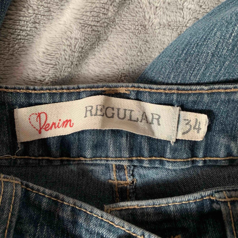 Ett par snygga typ 90tals jeans! Använder inte dom längre men är i bra skick👍🏼 kan mötas upp i Stockholm/söder och kan frakta men köpare står för frakten . Jeans & Byxor.