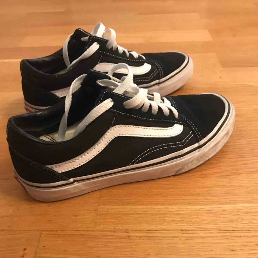 Vans i strl 36,5 passar den som har 37! Använda fåtal gånger.. Skor.