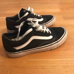  - Vans i strl 36,5 passar den som har 37! Använda fåtal gånger.