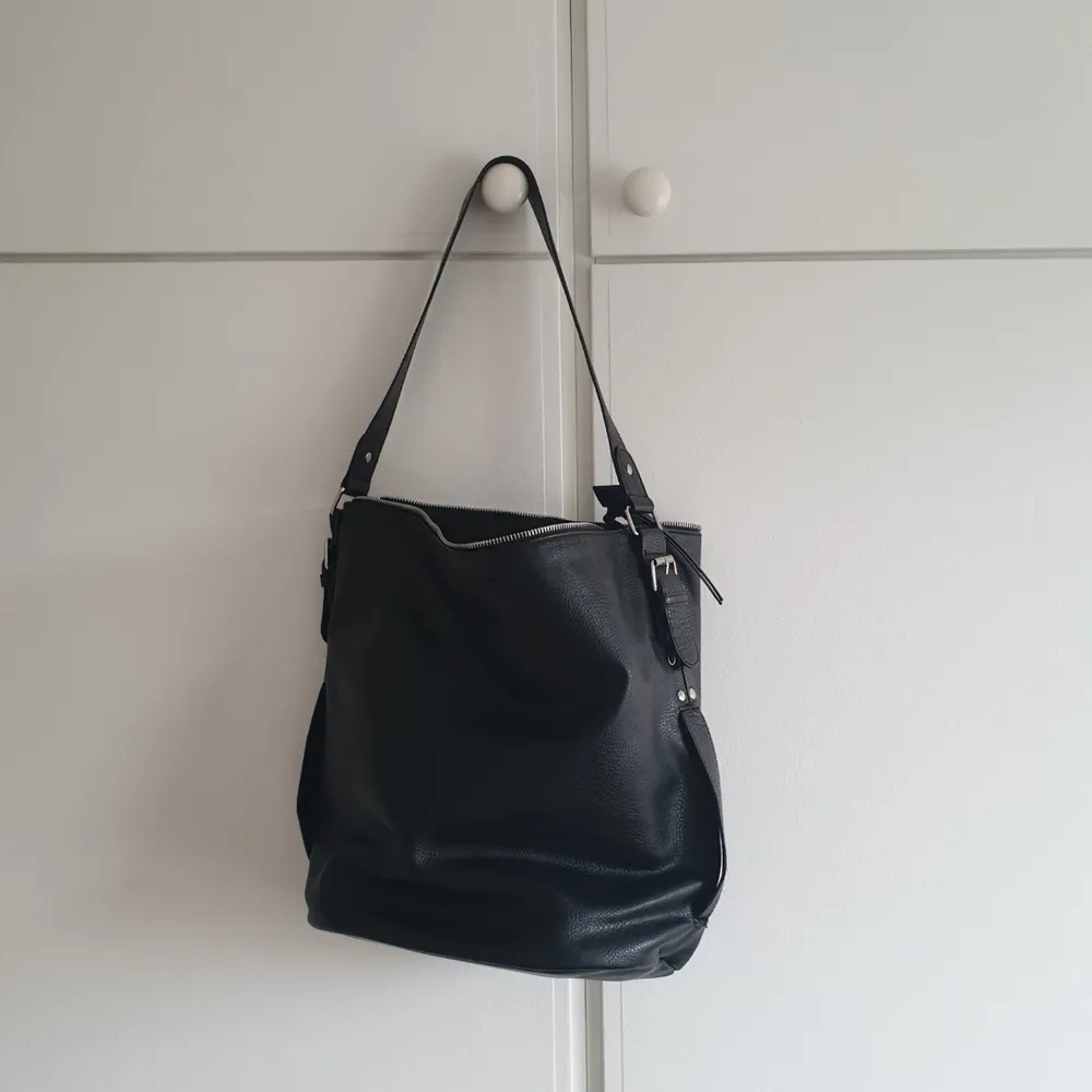 Jättefin svart väska från pieces! Fick i present och aldrig använt då den är lite förstor för mig.  Kan mötas upp i Karlskrona, annars står köpare för frakt💓. Accessoarer.