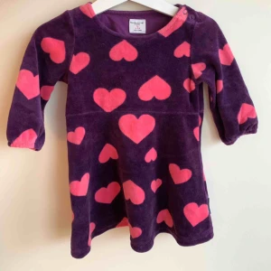  - Fina klänningar säljs i paket. Använda men i fint skick. Man kan använda de fram till 11 månader då de är större i storlek. 