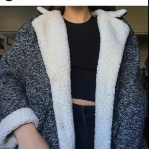  - Teddy jacka från pull & bear