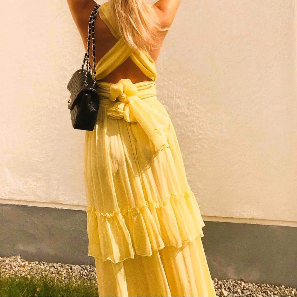 By Malina Allegra Dress i färgen gul💛 Inköpt för 4 745 kr 2019, använd en gång. Finns ej att köpa längre. Storlek S. Otroligt fin klänning, till bal, bröllop och andra event! . Klänningar.