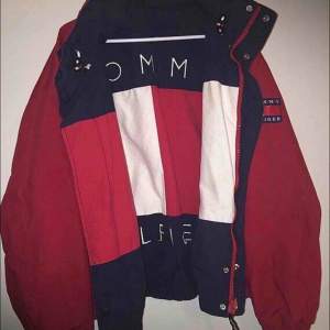 Tommy hilfiger jacka, ganska tjock och varm. Frakt 75kr