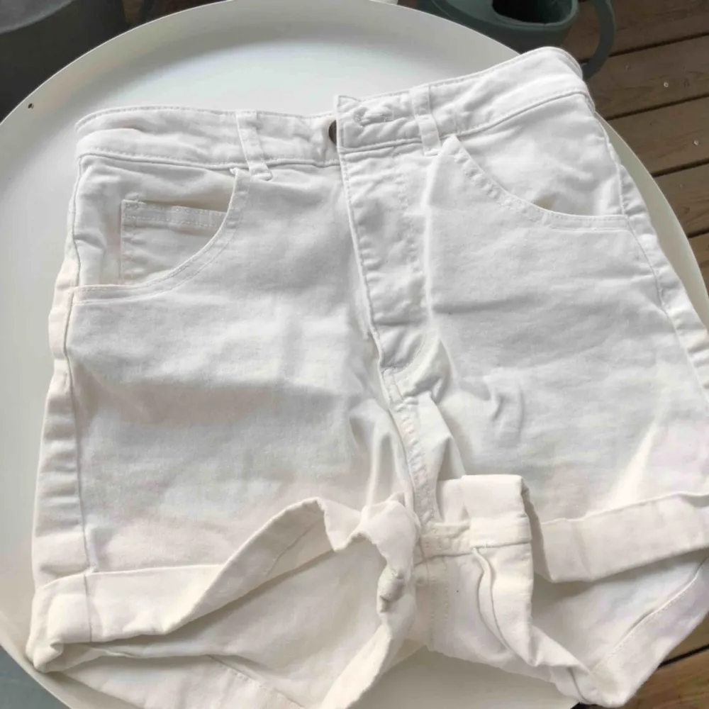 Vita shorts i bra skick storlek 36. Sitter bra och skönt. Högmidjade. 60kr + frakt.☀️☀️Betalning sker ENDAST med SWISH! TRYCK INTE KÖP NU!. Shorts.