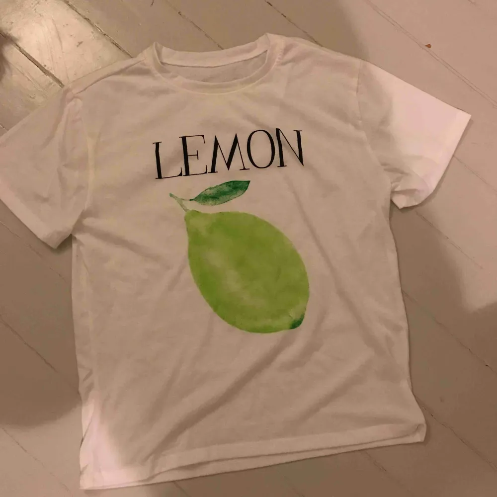 En jätteskön tröja med en citron på. Inte använd många ggr . T-shirts.