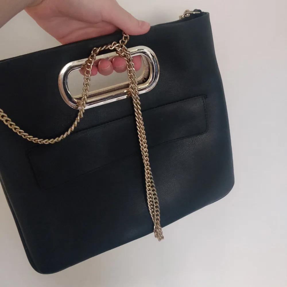 En helt ny trendig väska från Zara som du kan bära på så många olika sätt! Perfekt storlek, du kan stoppa in kedjan och ha den som handväska eller ta ut kedjan och ha den som axelremsväska. Tillkommer en neccesär i päls med knappar som du kan sätta på väskan eller ta av. Använd endast vid två tillfällen, nyskick! 💘. Väskor.