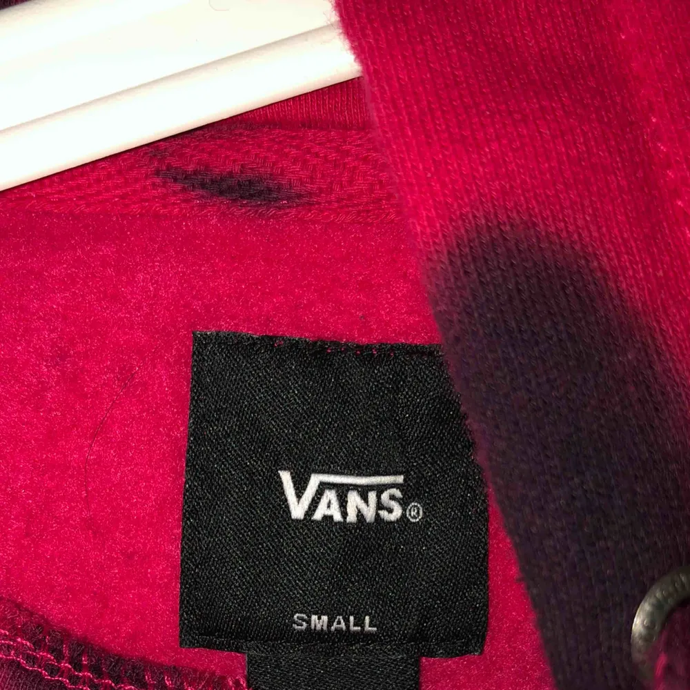En tie dyed hoodie från vans, använd fåtal gånger då den är för liten för min smak. Storlek S rosa och svart!🤩. Hoodies.