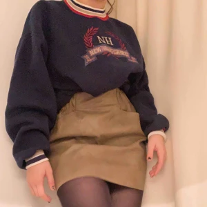  - Snygg faux/fake läder kjol med resor band i midjan. Köpt på Zara, säljer pågrund utav att jag enbart använt en gång💖🥰 frakt tillkommer