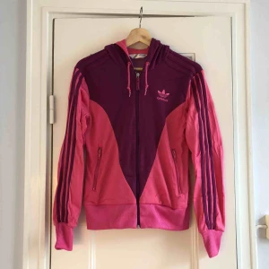  - En tracktop från Adidas. Storlek 38/medium, damstorlek. Skick: 7/10. Levereras nytvättad. Finnes på Södermalm, Stockholm. Kan postas men då står Du för frakten, (59kr). Mvh Marija & Nugget 