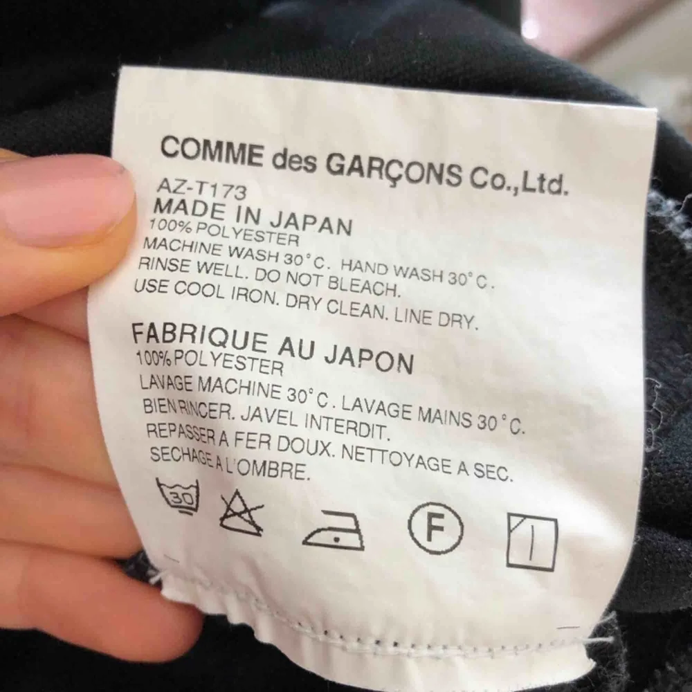 Svart PLAY COMMES des GRACONS hoodie, köpt på nätet ( DovertStreetMarket) för 3000kr. Säljer för 1000kr Storlek M, men skulle säga S då de är väldigt små i storlekarna. Fortfarande fin pga bra kvalité!. Hoodies.