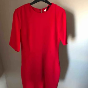  - Jättefin röd figursydd klänning med öppen rygg.som i nyskick endast använd nån enstaka gång