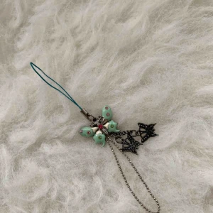  - hängsmycke, finns i Odenplan Stockholm, 10kr för porto.