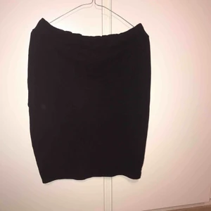  - Svart kjol som går ner till halva låret! Otroligt stretch material, har en lagning längst ner till vänster från när det blev ett litet hål där.