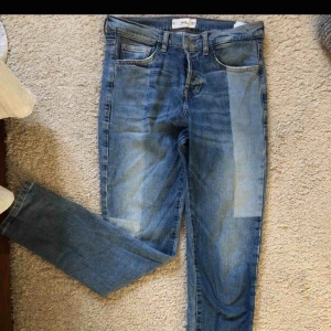  - Extremt snygga Mango-jeans! Hade behållt om jag inte vuxit ur dem. Sköna att ha då tyget är väldigt mjukt. Storlek 38, använda 10-15 gånger :) Du kommer gilla dem !