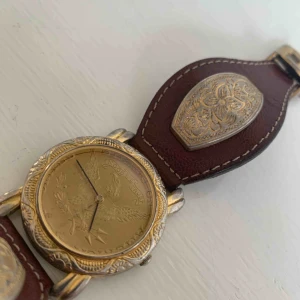  - Vintage-klocka i brunt läder och guld Behöver nytt batteri Skickas mot fraktkostnad