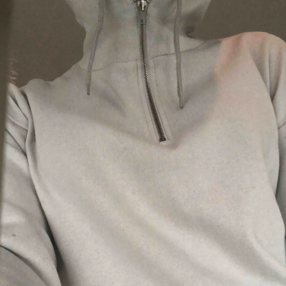 Ljusgrå hoodie köpt på zalando i storlek M. Använd en gång. Hoodies.