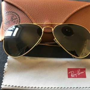  - Rayban aviator (mörka glaset) strl 58 i bågen.  Använda ett fåtal gånger men är i nyskick utan repor osv. 