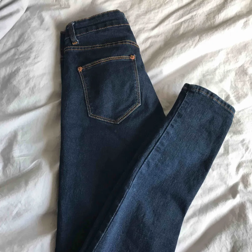 Mörkblå jeans från Gina tricot knappt använda . Jeans & Byxor.