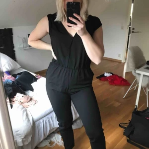  - En fin byxdress från Zara som tyvärr är lite liten för mig. Använd ett fåtal gånger. På bilden har jag den bakochfram då jag tycker att man kan ha den åt båda håll. Den har dragkedjedetaljer på axlarna. Frakt tillkommer! 