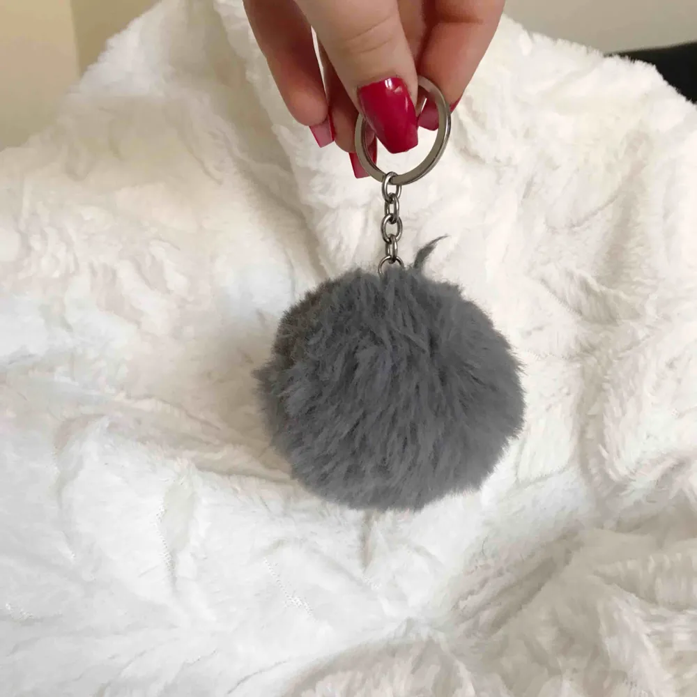 Fina och snygga fluff-bollar som kan användas till nyckelring eller en snygg detalj på en väska. 20 kr/ styck eller 2 för 30. Finns i vit, grå och mörkgrön! MÖRKGRÖN SÅLD. Accessoarer.