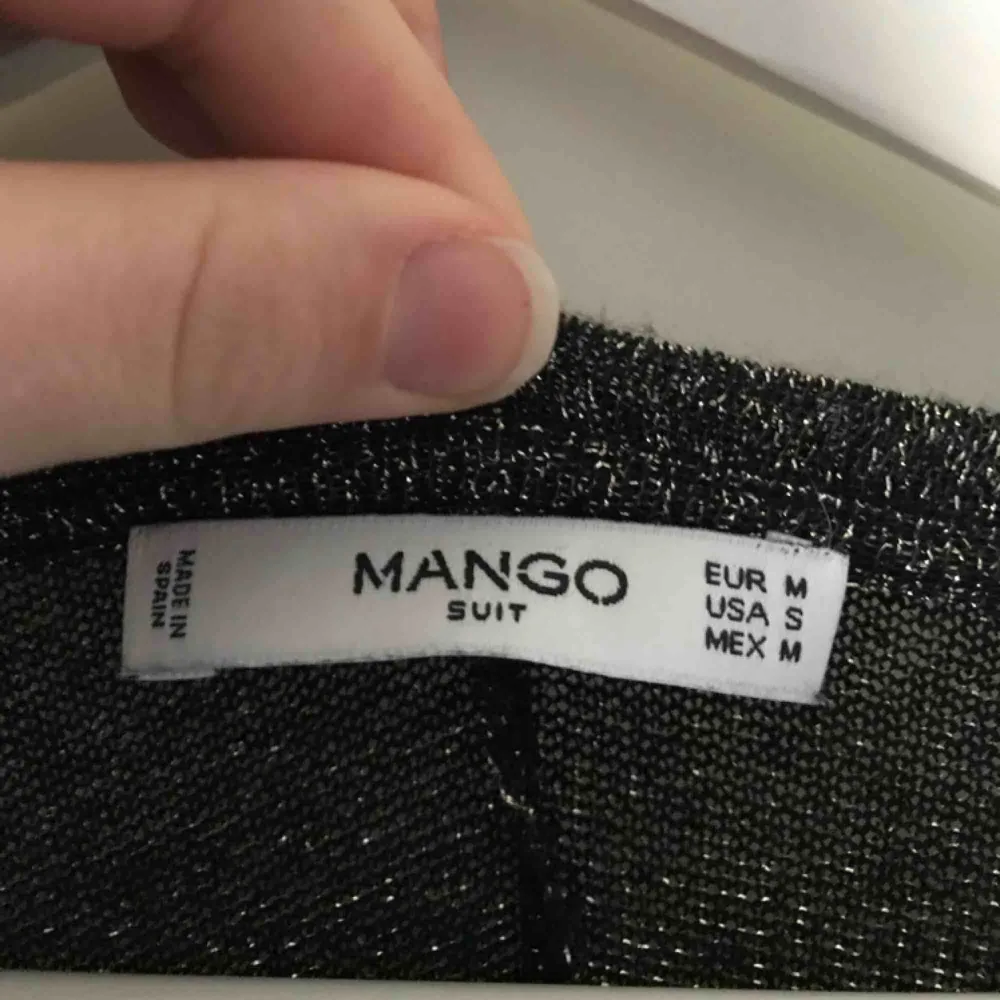 Glittrig klänning från mango. På mig går den till mitt på vaden, (162 cm lång) passar mig som är en S, strechigt material! Använd en gång på nyår! Underklänning medföljer! Pris går att diskutera! :) . Klänningar.