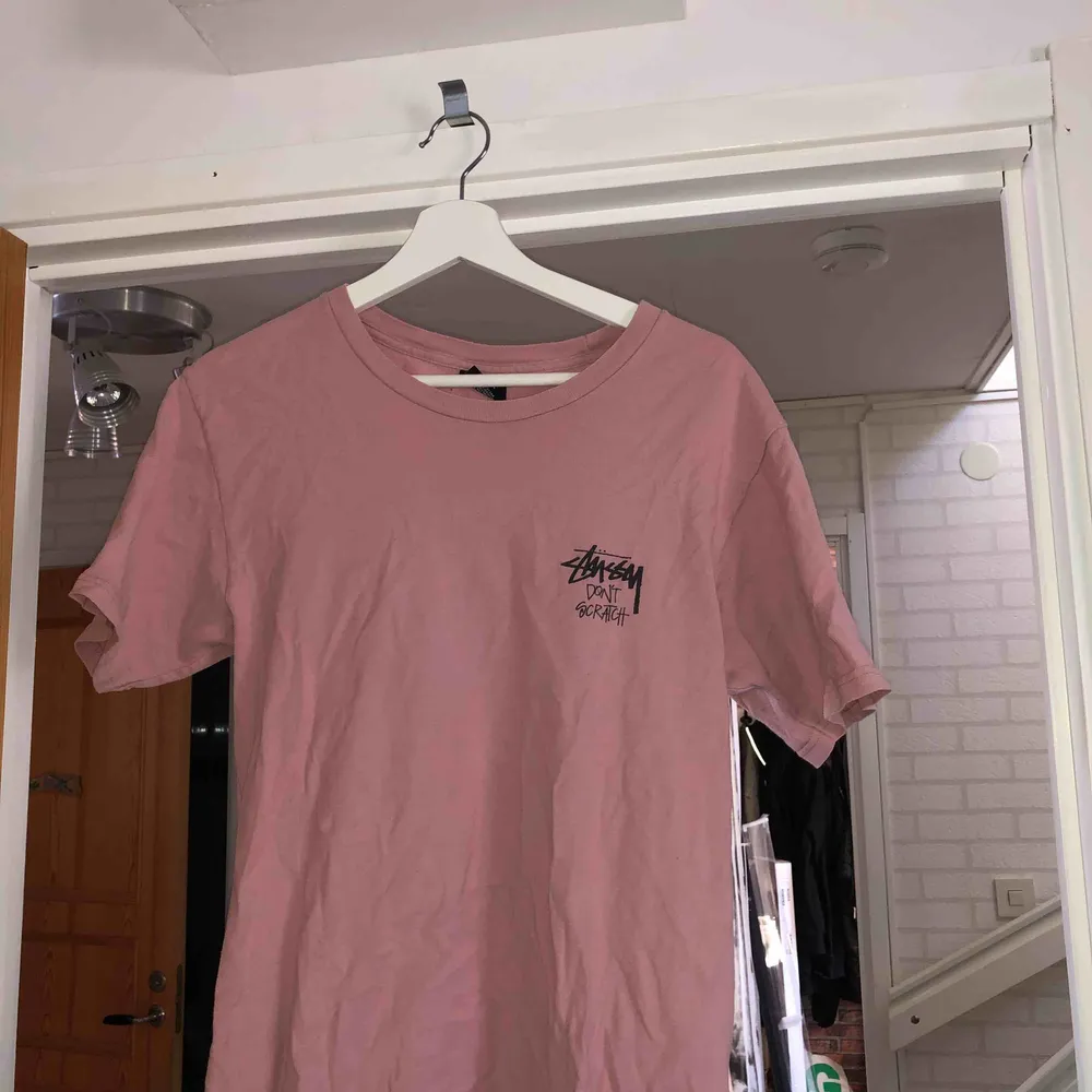 Stussy t-shirt som blivit för liten för mig. Såklart är den äkta, köparen betalar för frakt! Den sitter som Medium. T-shirts.