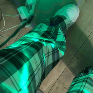  - Asnajs rutig bralla som är köpta på humana!!💖💖 Jag är cirka 162-164 cm lång! Det står xl som storlek i byxan men de sitter som en M möjligtvis L