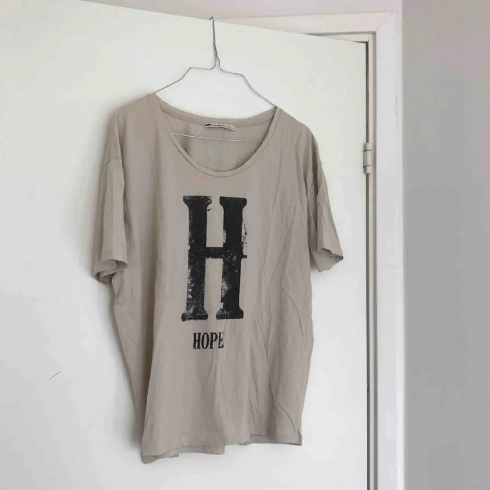 Tshirt från Hope i perfekt skick. Frakt ingår💘. T-shirts.