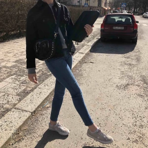  - Helt ny jeansjacka (fortfarande lappen kvar) från Vero Moda.  Köpt för 450 kr, säljer för 300 kr då den är i helt perfekt skick.  Storlek 36/38.