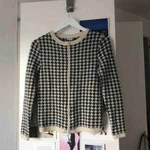  - Jätte fin kofta från ESPRIT, jätte fint skick! Perfekt till våren och sommarkvällar!!