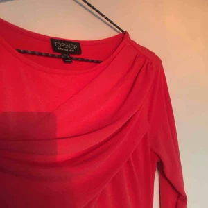  - Superfin draperad tight klänning från Topshop. Strl 38 men är mer som en 36. Draperingen blir mer figurnära och tight på än på bilden. Delar gärna på frakten. 