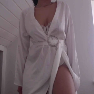  - Min superfina studentklänning från plt. Jättebra skick för att ha varit en studentklänning, bara använd en gång. Har en liten fläck på axeln som säkert går att tvätta bort. 