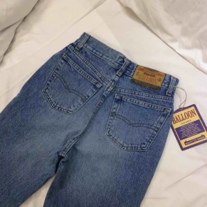  - Superfina jeans köpta på secondhandbutik i Rom. Passar inte mig, har inte riktigt förstått det här med jeansstorlekar🤦🏻‍♀️ har M på byxor. Fler bilder kan skickas vid intresse ☺️ Längd hela byxan: 107 cm  Från grenen till byxbensslut: 74 cm