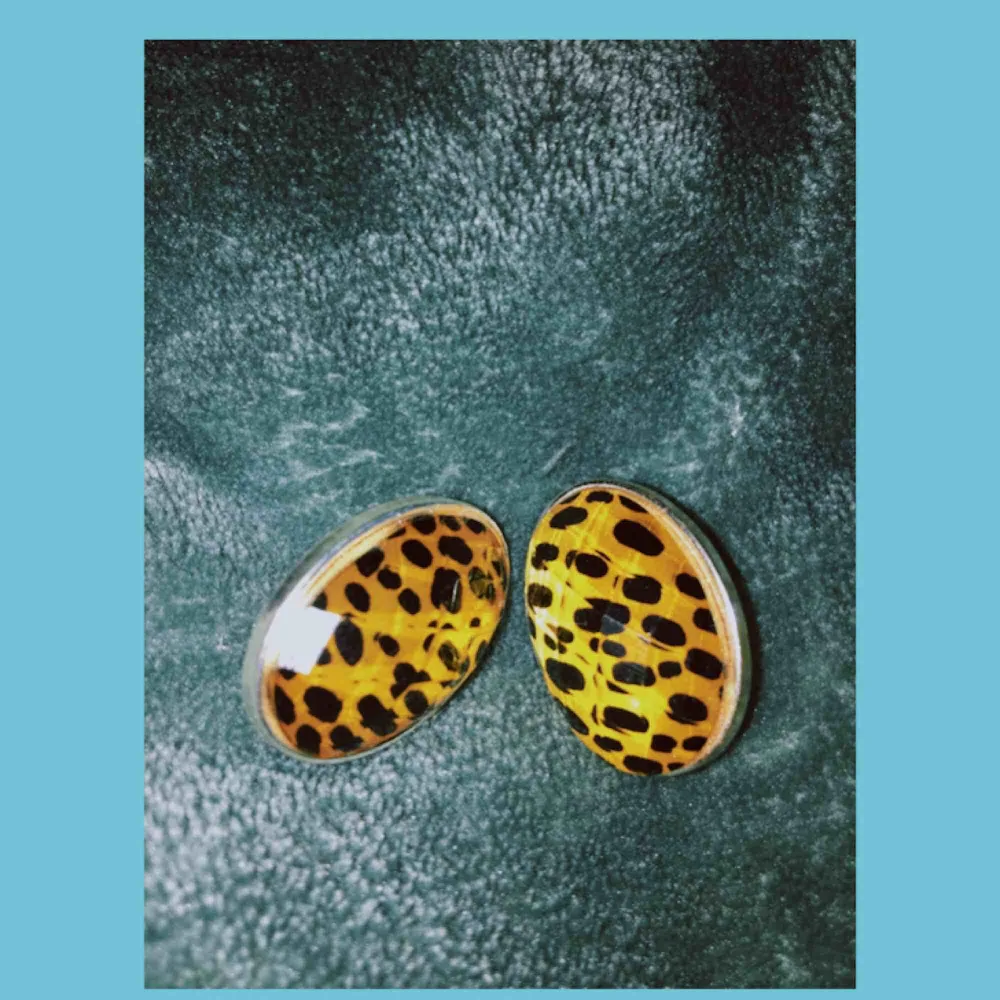 cute örhängen med leopardmönster, fick de för längesen och har knappt använt dem då de kommer i vägen för mitt andra hål i örat, frakt på 9kr tillkommer🖤🖤. Accessoarer.