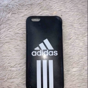  - Säljer detta skal från Adidas för 35 kr. Är tillför IPhone 6/6S men passar även IPhone 7 och 8.