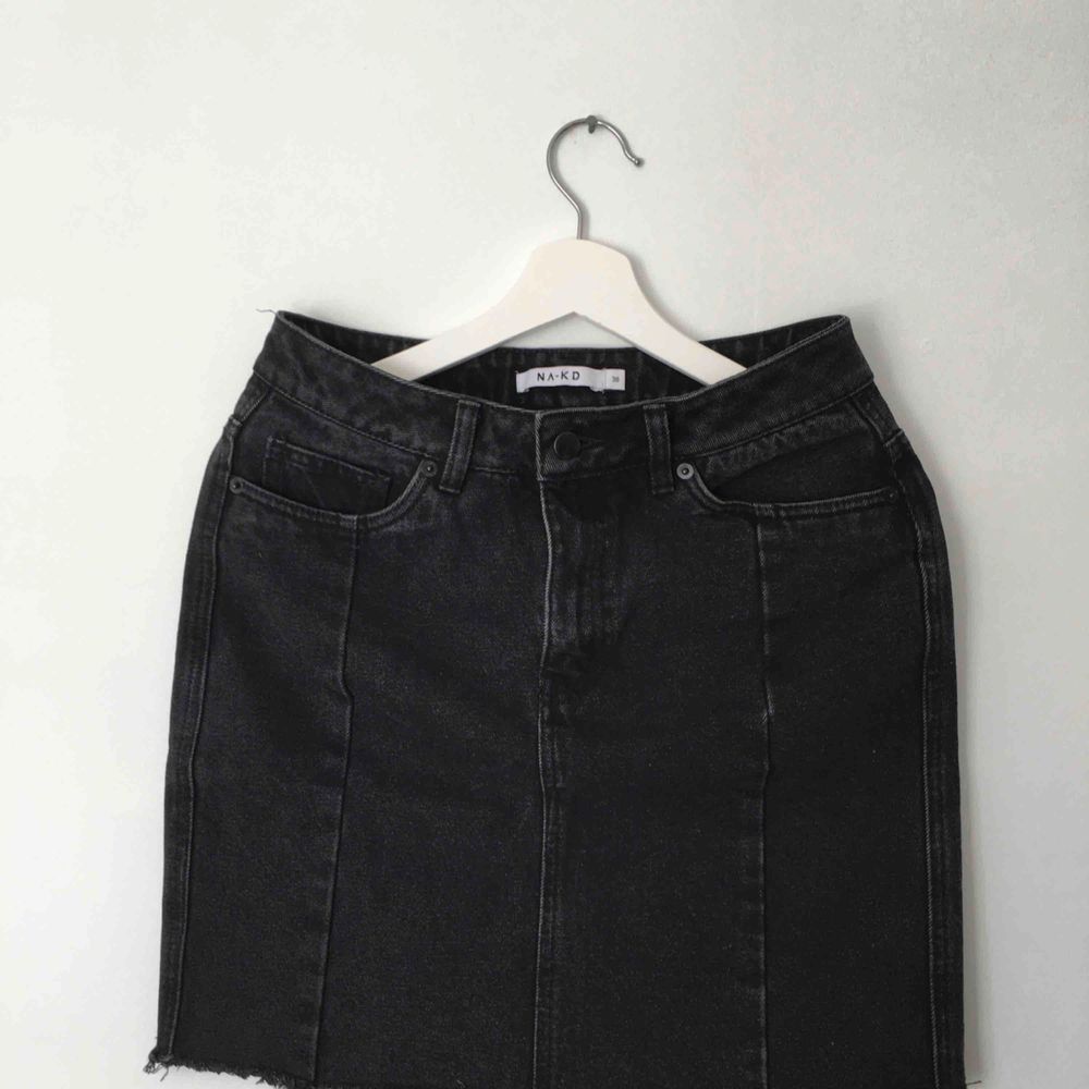Svart/grå jeans kjol från nakd används typ 4 ggr. Frakt 50:- kööööp🖤. Kjolar.