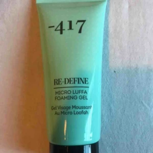  - Gel från -147.  Helt oöppnad.  Beskrivning: ”3-i-1 gel som rengör, exfolierar och tar bort bort smink. Formulan baseras på aktiva ingredienser från döda havet och naturliga mikropeelingkorn från luffabönor.”  Nypris: 265kr/200ml  Detta är 100ml.