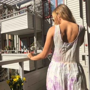  - Härlig sommarklänning från ASOS. Vit-beige/ljuslila-mönstrad. Lite see-thorugh på toppen, kjolen har underkjol. Är i typ linne/chiffong material.  Kan mötas upp i Göteborg eller frakta!