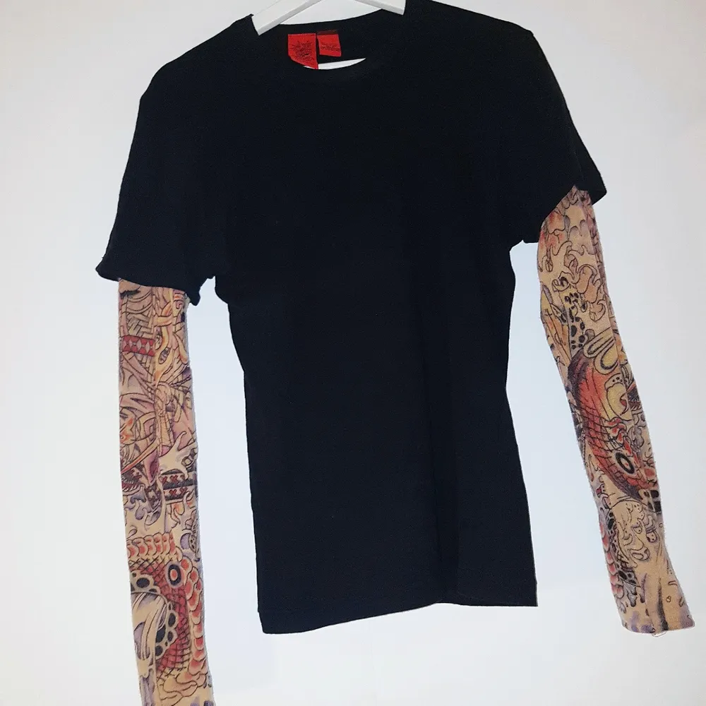 Skitball t-shirt med inbyggd långärmad tröja som ska likna  sleeve tattoos typ. Märket är 
