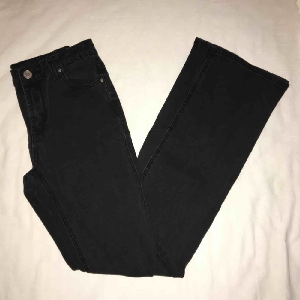Bootcut/flare jeans som passar både S och XS. Super mjuka och bekväma. Har du några frågor eller vill ha fler bilder är det bara att skriva till mig 😊 Frakt betalar köparen. . Jeans & Byxor.