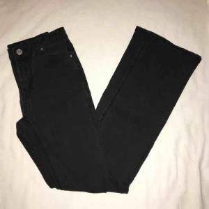  - Bootcut/flare jeans som passar både S och XS. Super mjuka och bekväma. Har du några frågor eller vill ha fler bilder är det bara att skriva till mig 😊 Frakt betalar köparen. 