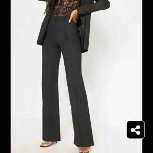  - Helt nya oanvända kostymbyxor från prettylittlething. De passar någon med långa ben. Då modellen är 178 cm lång. Det är storlek 36. Möts upp i slussen eller så står köpare för frakt