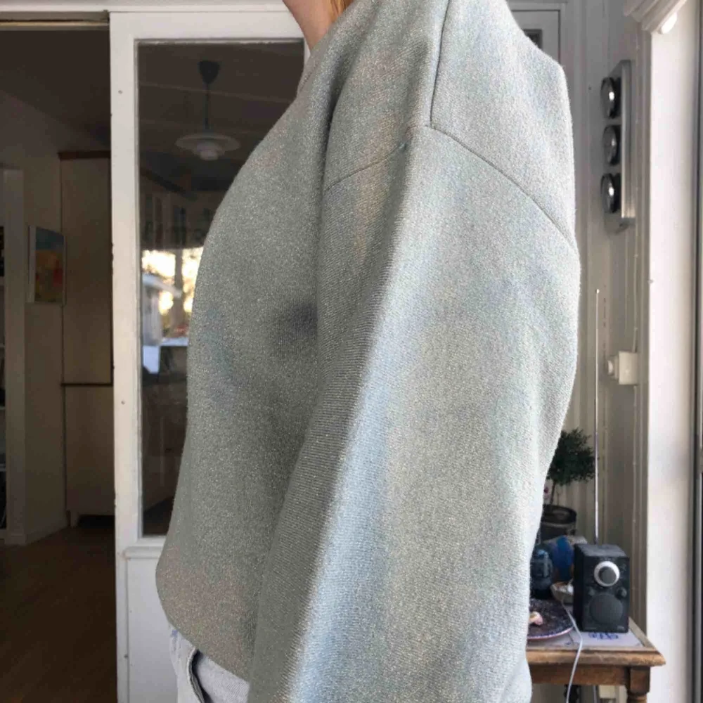 Härlig lite glittrig tröja. Det är ett mjukt tyg på insidan så den är inte stickig. Det är ballongärmar på den. Kan skicka mer bilder om det önskas. Köparen står för frakten.. Neuletakit & Villapaidat.